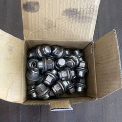 tacoma lug nuts