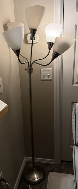 Mainstays 5-Light Multihead Floor Lamp, Silver with White Shade and a Metal Base