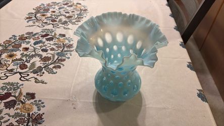 MINT CONDITION 8 inch Fenton coin dot colonial blue ruffled Glass Vase
