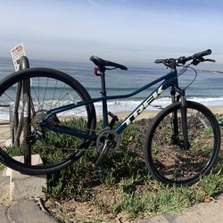 Trek dual sport 3   27 speed small size lightweight aluminum frame with hydraulic disc brakes