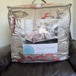 Nine Piece Comfortable Table, Size King