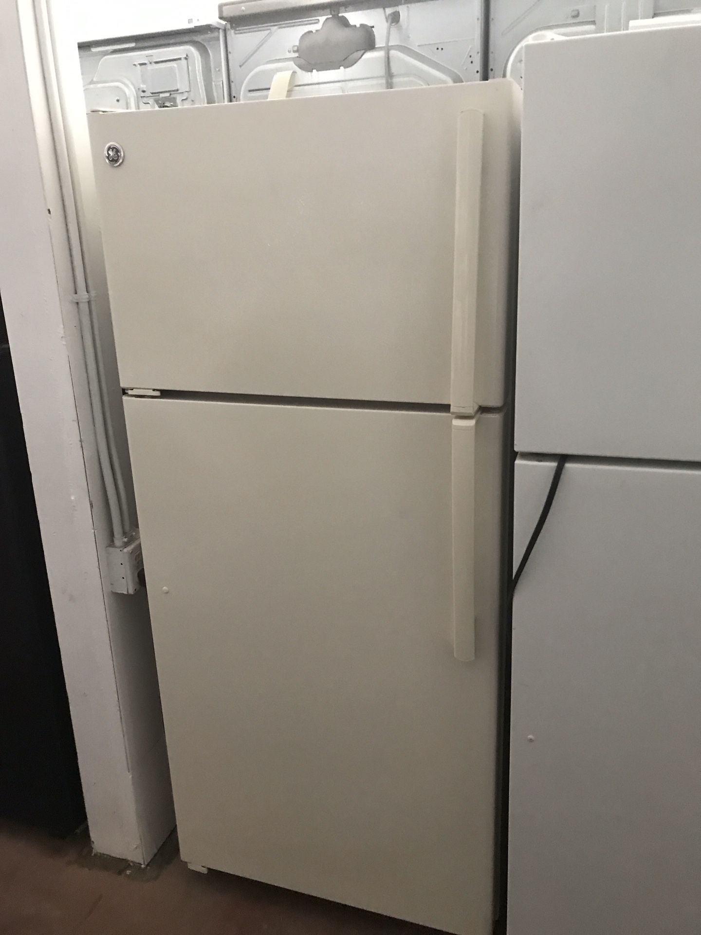 Ge apartment sizes refrigerator w/28” h: 65 1/2” —— se habla español