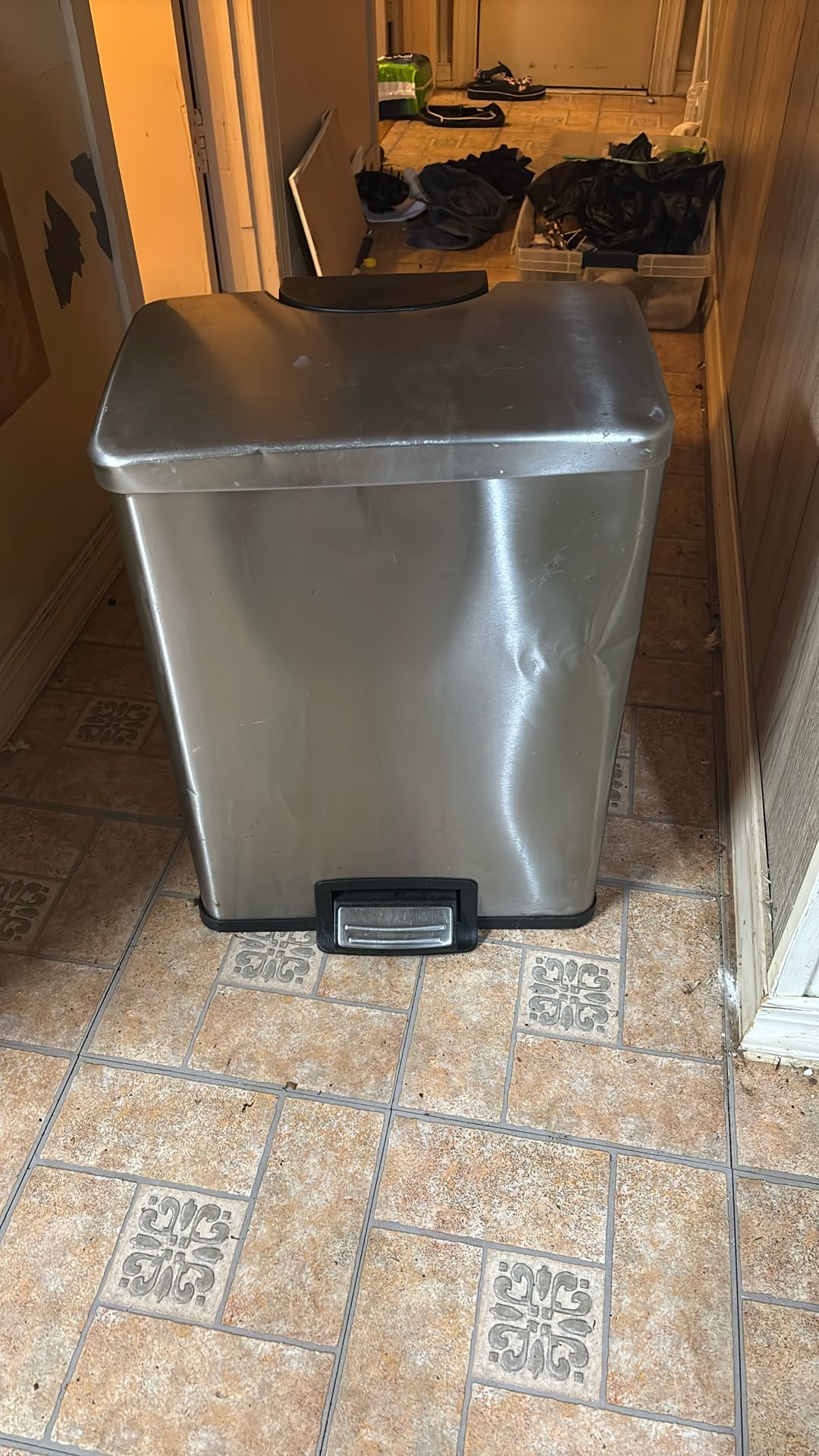 Chrome trashcan with step to lift
