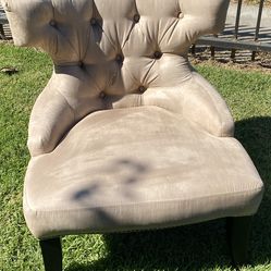 Cushioned corner chair