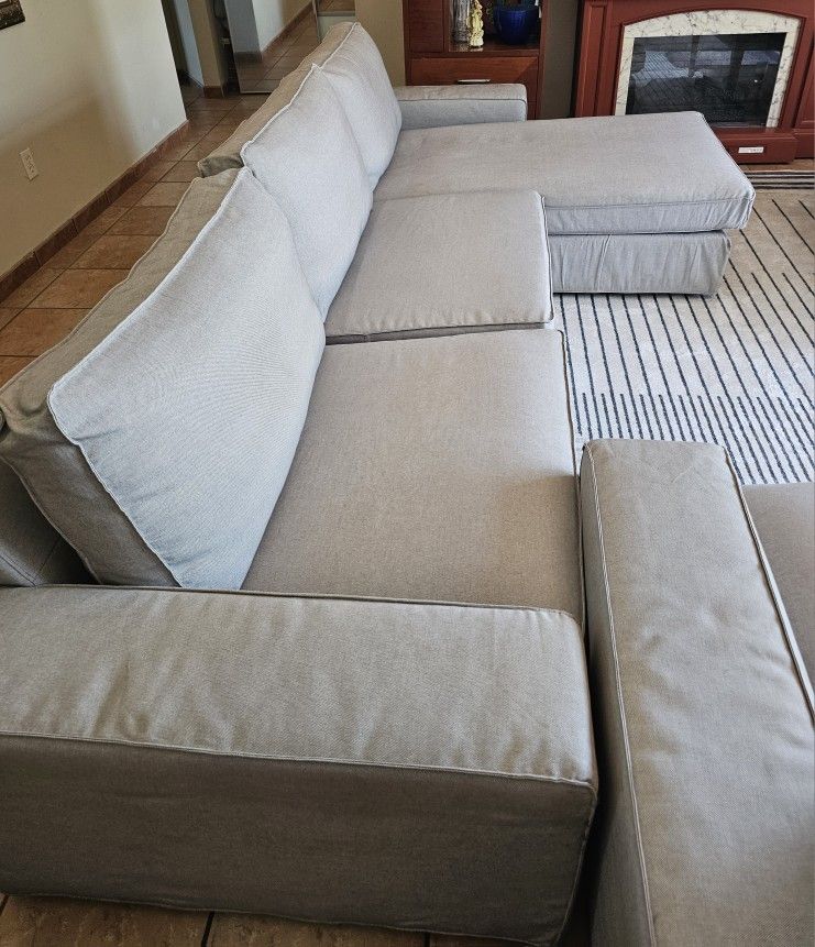 LIGHT GREY SECTIONAL LIVING ROOM SET.....$ 500
