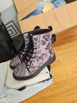 New light purple butterfly boots size 8