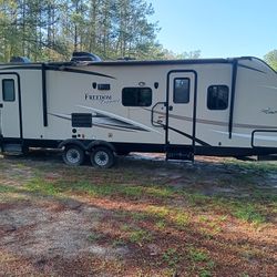 2017 Coachmen Freedom Express 