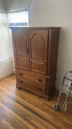 Armoire $25