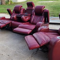 Pretty electric Recliner Confortables  in excellent condition $1100