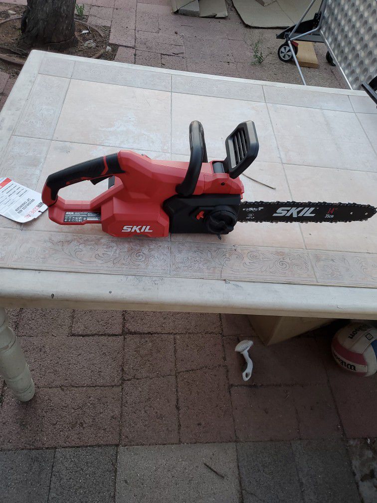 Skil 40 Volt 14-in Chainsaw With Battery And Charger 