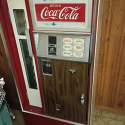 Vintage Working 1970s Coco Cola Vending Machine With Keys 