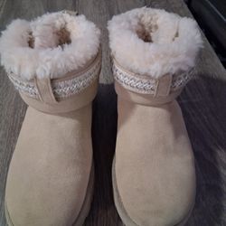 UGG Women Boots Like New. Size 8