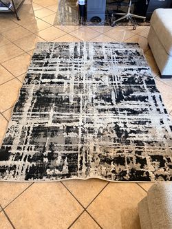 Beautiful 5’ x 7’ area Rug