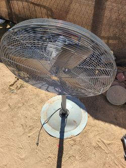 INDUSTRIAL FAN..WORKS GOOD..BIG SIZE..SE HABLA ESPANOL..CHECK OUT MY PAGE FOR MORE ✔️ ✅️