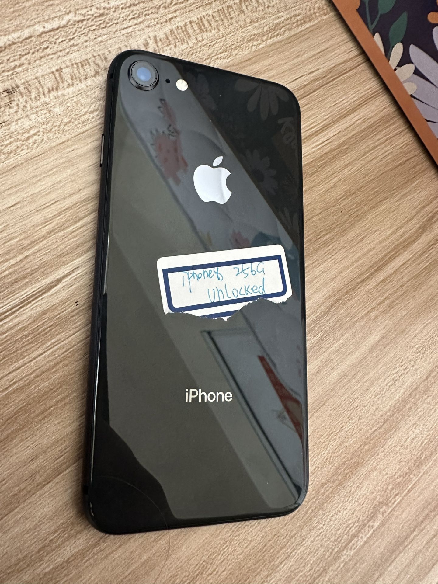 iPhone 8 256G unlocked for any carrier very good condition