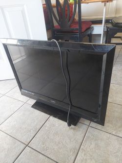 Vizio Thirty two inch color color television no remote as it worth beautiful