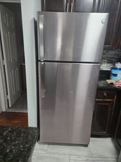GE Refrigerator & Gas Stove