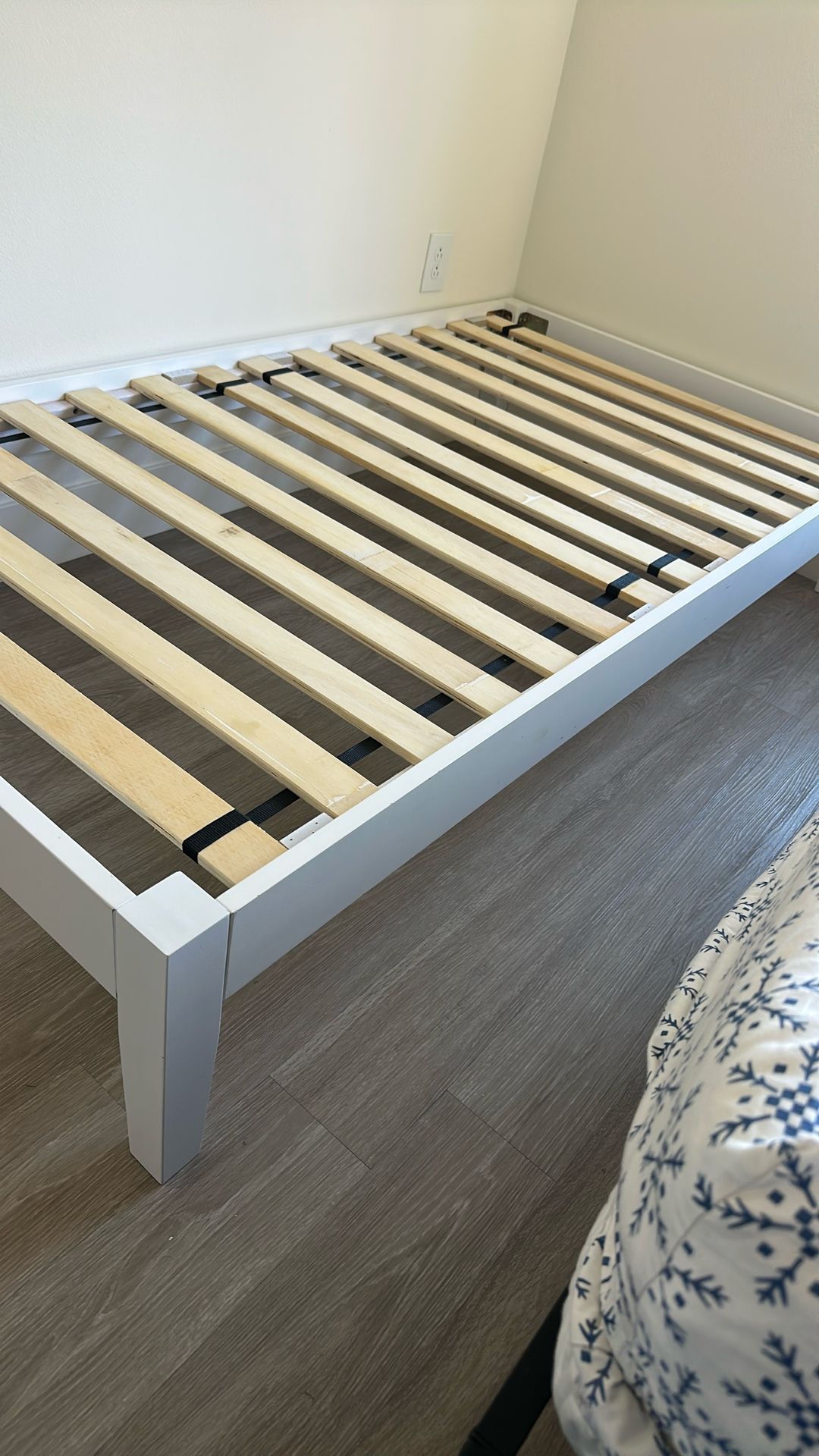 Twin Platform Bed (white)