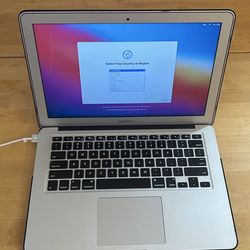 MacBook Air 13” (2014) – Charger & Case Included Apple works great plugged in