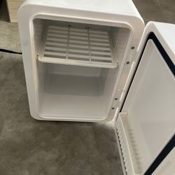 Like New Mini Fridge With Mirror 