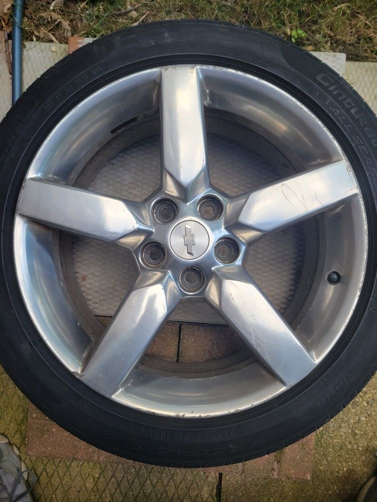 19x8.5 Camaro Rim. Straight With Rundlat Tire. Size In Pics. Very Light Rash  Also In Pics. 