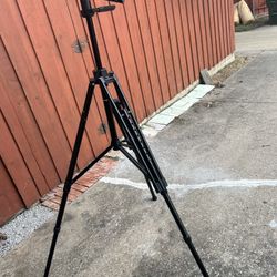 A very of Goldcoast GT-850 Heavy Duty Professional Tripod