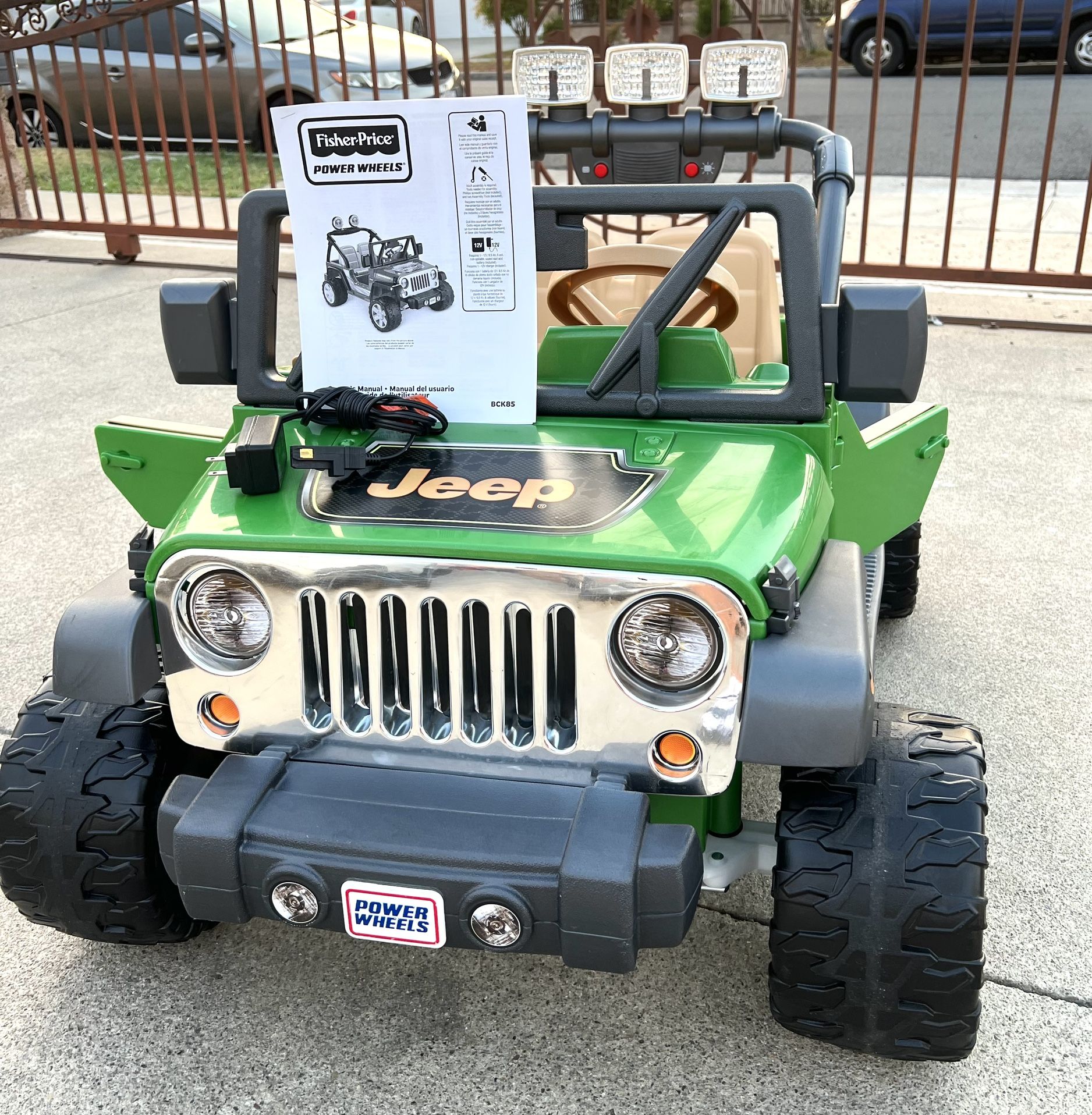 NEW CONDITION OPEN BOX Deluxe Jeep Wrangler 12volt Electric Kid Ride On Car Power Wheels
