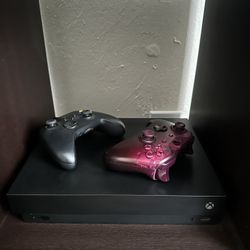 Xbox One X w Controllers