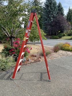 Ladder - Werner 8ft / 300 lbs Fiberglass Ladder