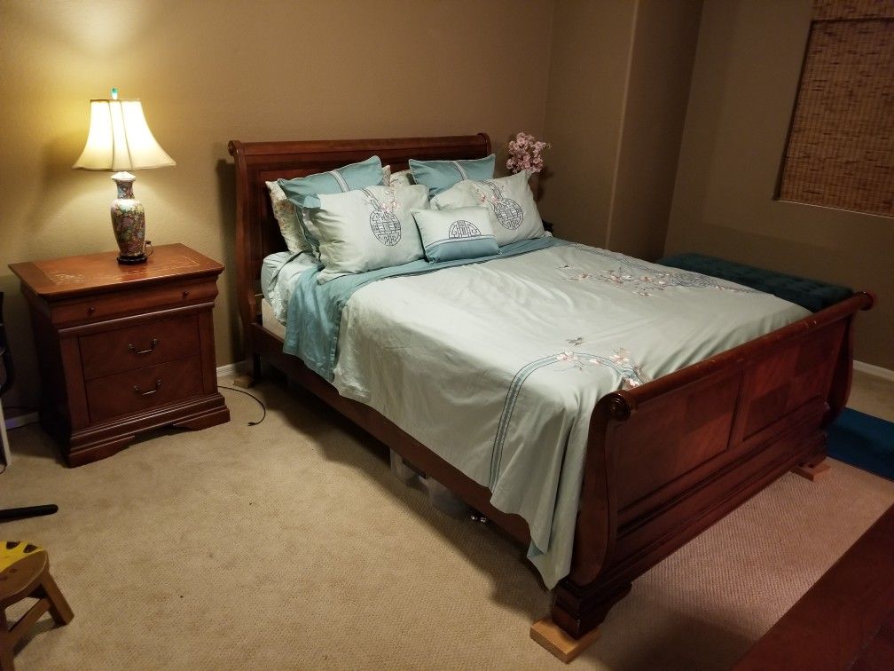Queen Bed Set Plus Mattress Pillow Top.