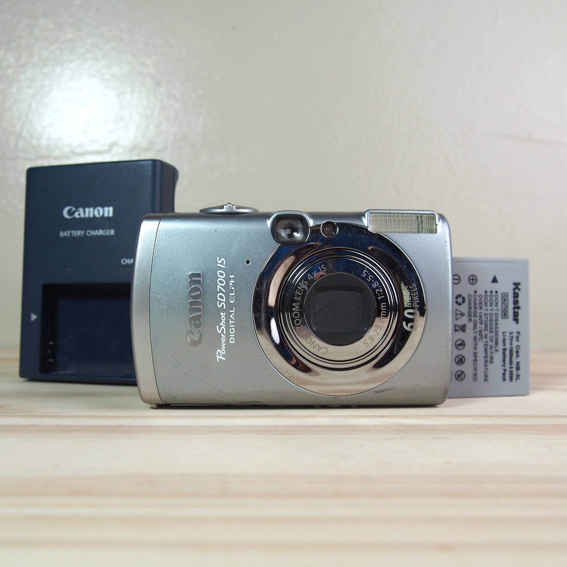 Canon PowerShot SD700 IS 6.0MP Digital Elph Digital Camera Bundle Silver Tested! Comes with Camera Charger Battery *ask for a carrying case protective