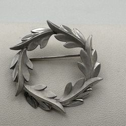 A & Z Sterling Silver Leaf Wreath Brooch Pin 1 1/4” Diameter Great Condition 