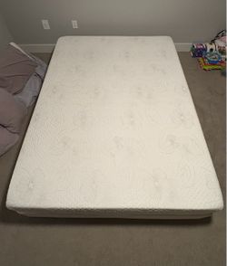 Memory foam queen mattress+ metal frame+box spring for sale