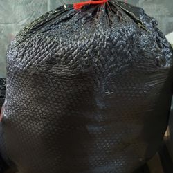 Large Bag Of Girl Clothes And Blankets / Bolsa Grande De Ropa Y Cobijas De Niña 