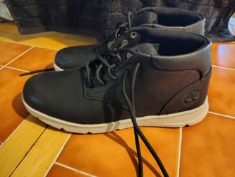 Size 7.5 mens Timberland Parker Street Mid Top Sneakers. Brand New!
