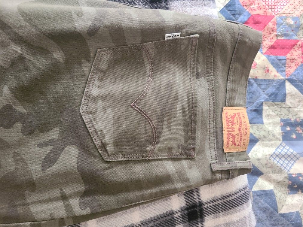 Levis Skin Jean's Pans Size 32