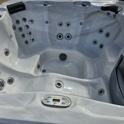 Pre Owned 2019 Artesian Spa Hot Tub