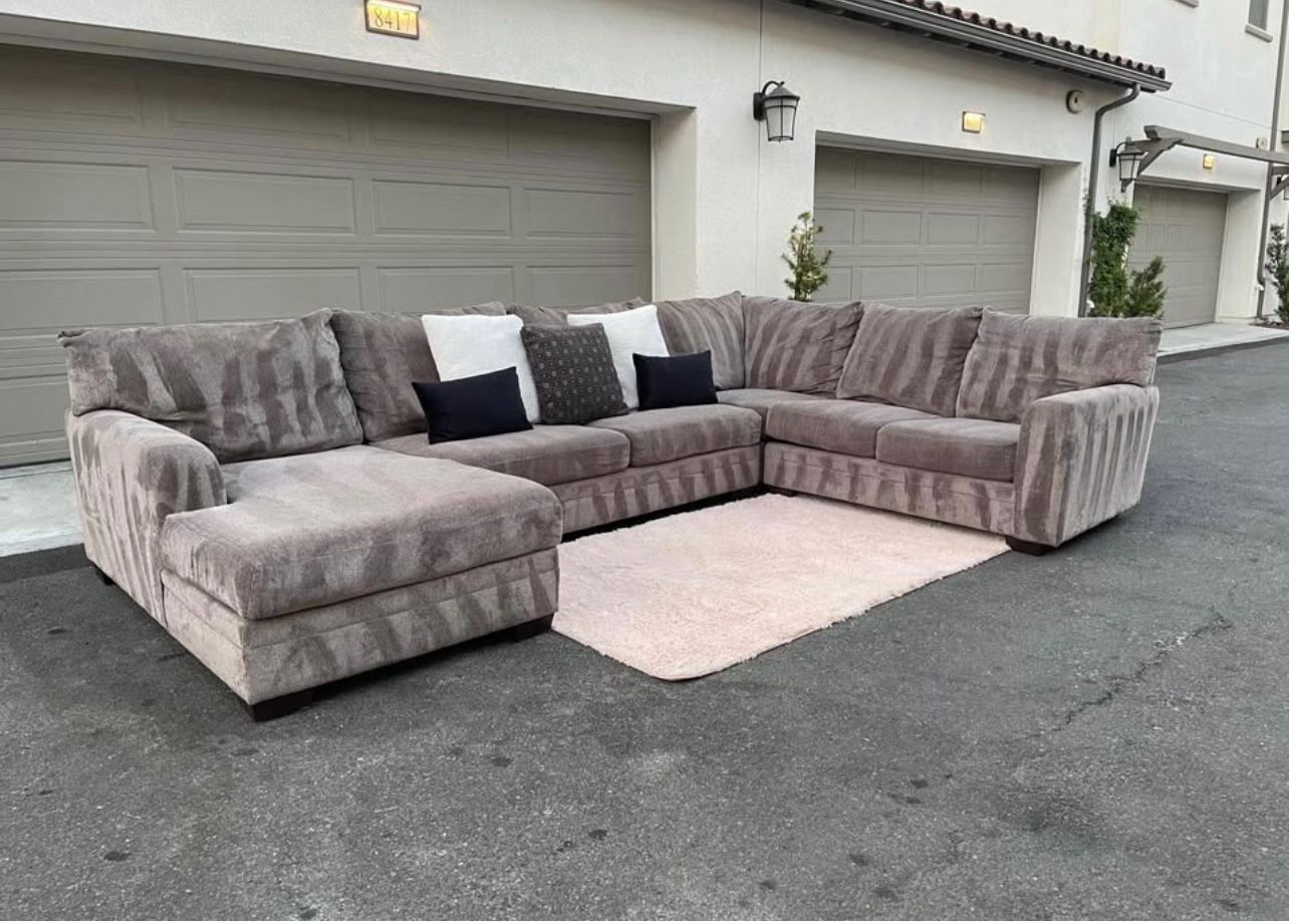 Huge Grey Sectional Couch Sleeper Sofa From Ashley Furniture In Excellent Condition - FREE DELIVERY 🚚