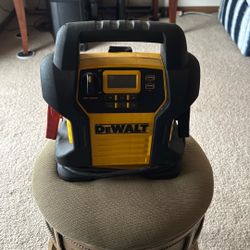 Dewalt DXAEJ 14 jump starter