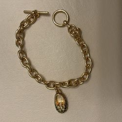 GOLD CHARM BRACELET, WITH SINGLE SHOE WITH BLUE STONES.  7 INCH LENGTH (NEW)
