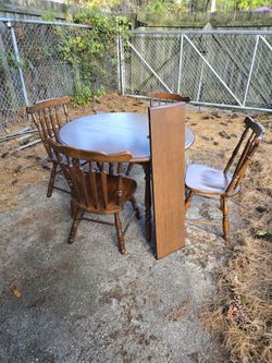 Vintage Maple Finish Dining Room Table with 4 Chairs and 1 Leaf