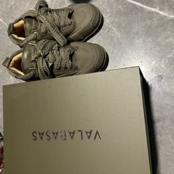 100LOW VISION OLIVE valabas US size 7 UK 6