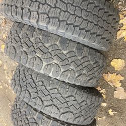 Lt 285-70-17 Set Of Tires 