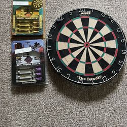New Dart Board And 2 Sets Of Darts 