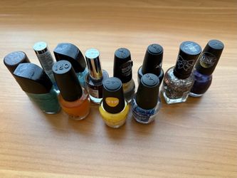 Free with $20 purchase- lot of nail polishes