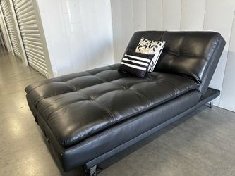 BLACK LEATHER LOUNGE BED W/ FREE DELIVERY