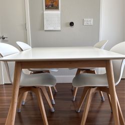 BoConcept / Contemporary Danish Dining Table / Extendable Table