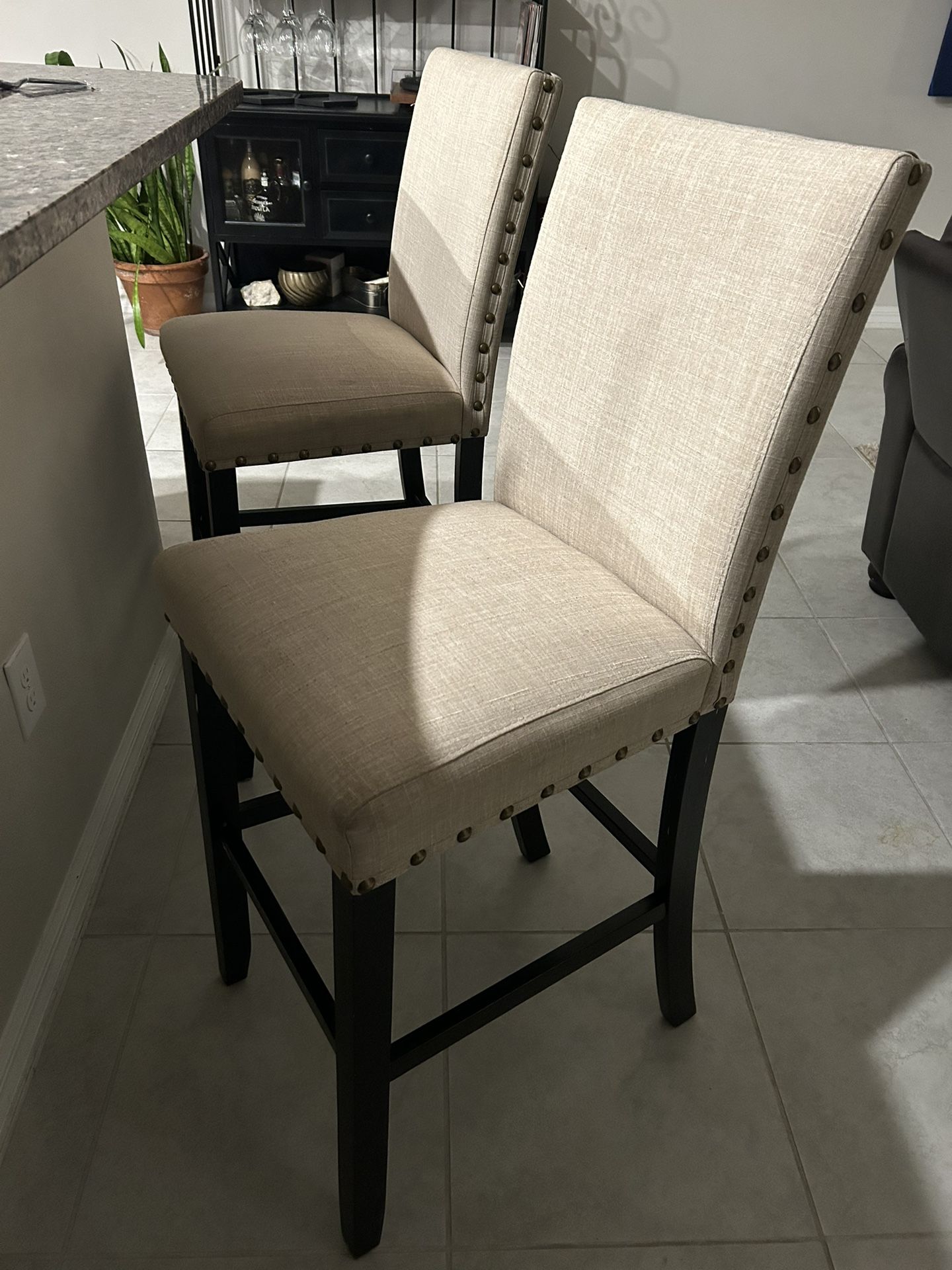 2 bar stools