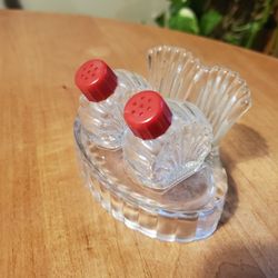 Vintage Scallop Shell Glass Mini Salt And Pepper Shakers With Oval Tray, Red Lid