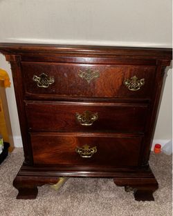 Traditional 3 drawer mahogany nightstand